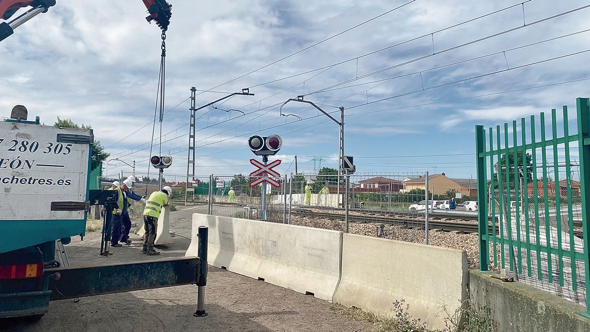 Clausura de los pasos a nivel sin que se haya abierto la alternativa del vial de San Juan de Dios. | L.N.C. Clausura de los pasos a nivel sin que se haya abierto la alternativa del vial de San Juan de Dios. | L.N.C.