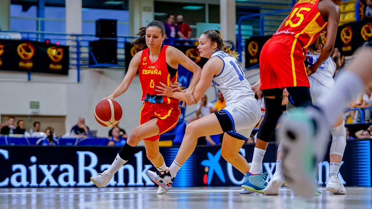 Ángela Salvadores, durante su debut con la selección. | FEB