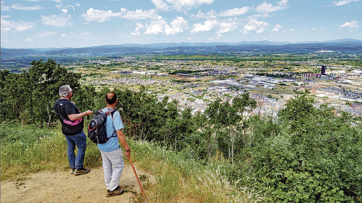 Pajariel, la ciudad de Ponferrada y las montañas que forman la olla berciana. | VICENTE GARCÍA