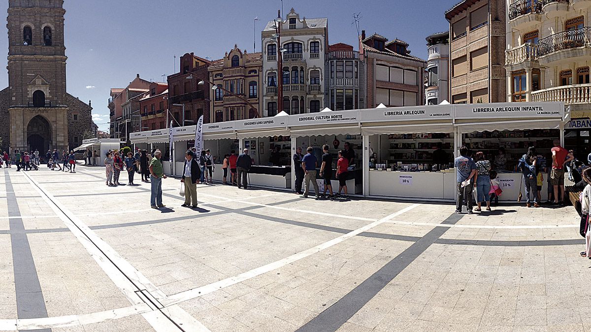 La Plaza Mayor recupera su condición de librería al aire libre por un fin de semana, aunque con un nuevo formato. | ABAJO