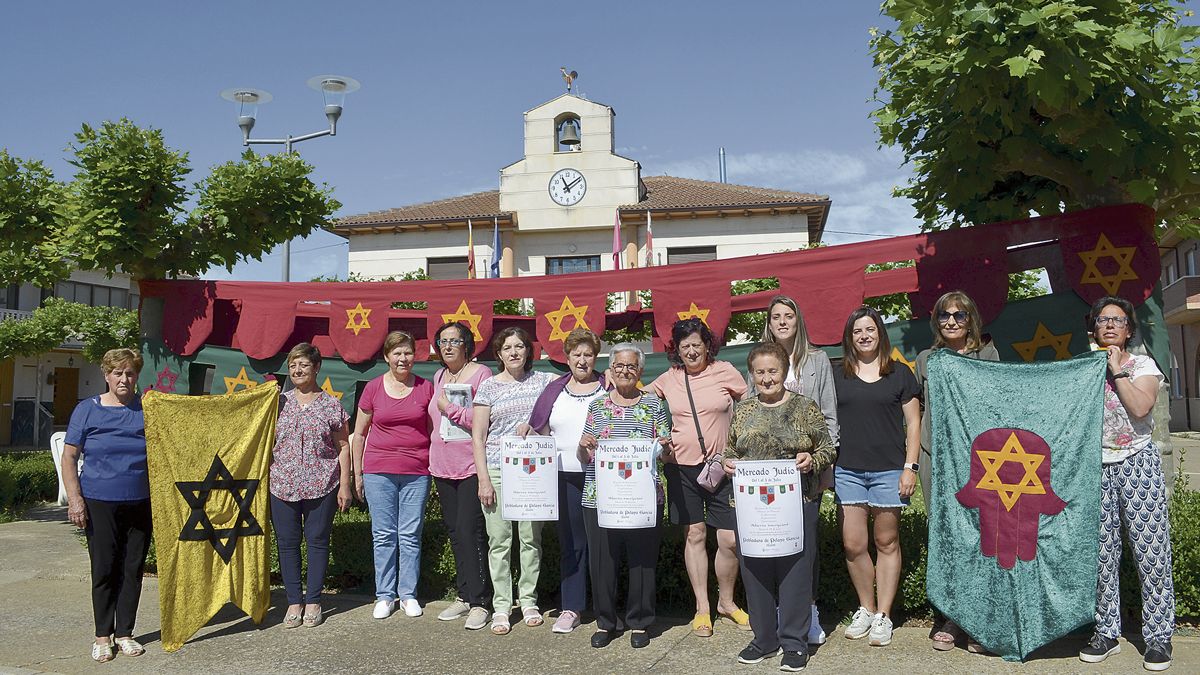 Mujeres que han preparado la decoración para esta iniciativa. | L.N.C.