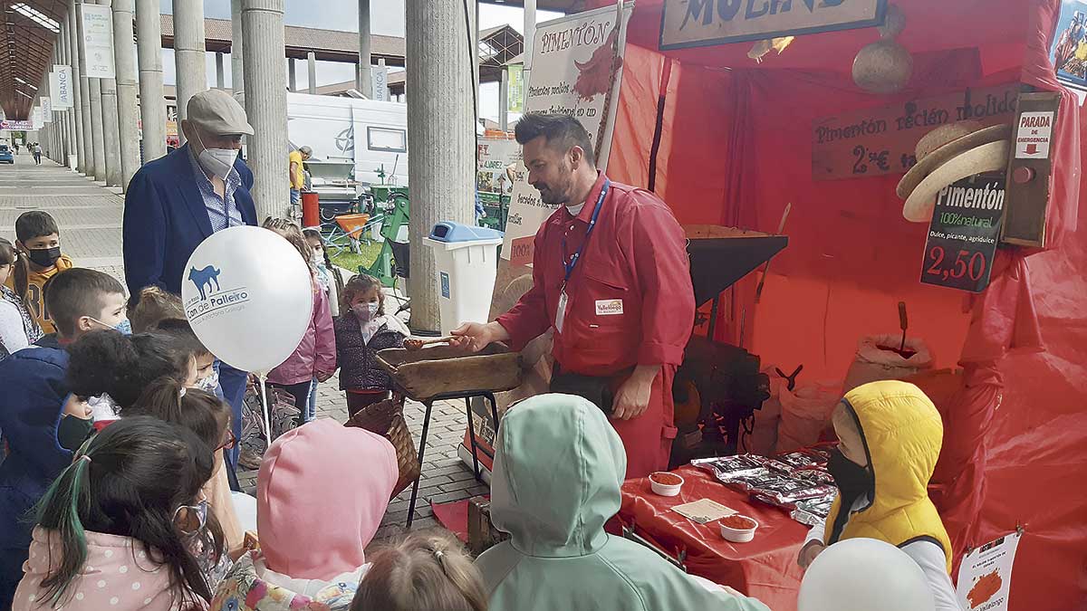 Exhibición de molienda de pimentón a cargo de Vallelongo. | L.N.C.