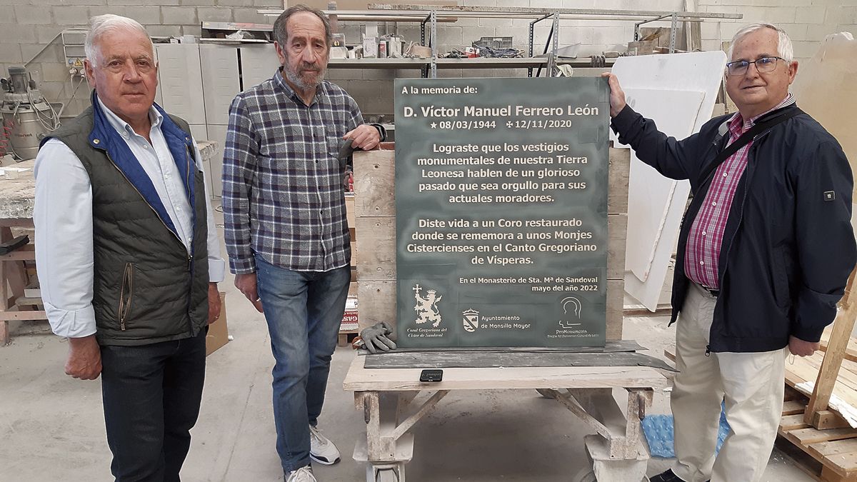 Representantes del coro y Pro Monumenta con la placa que se va a descubrir. | L.N.C.