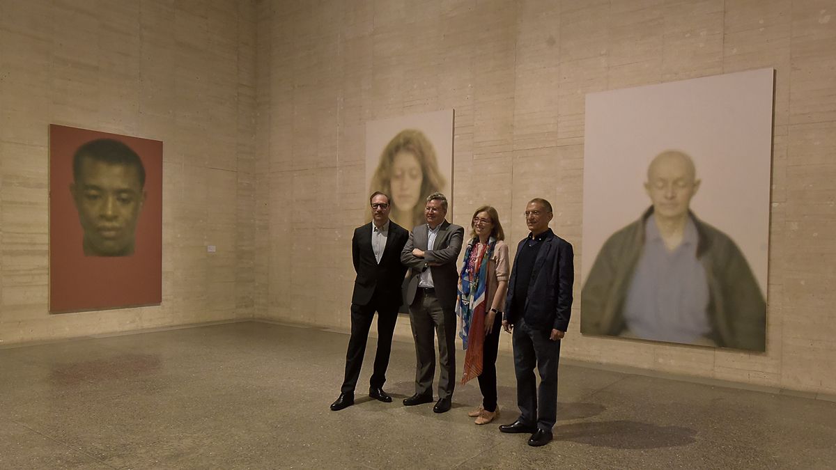 El director del Musac con la representante de la Junta y el comisario de la exposición en la inauguración. | SAÚL ARÉN