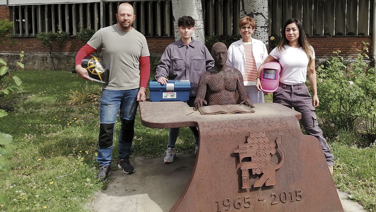 Las alumnas Juliana Quintero y Andrea Alonso con sus tutores Sara Alonso y Jorge M Aller. | CIFP LA ROBLA Las alumnas Juliana Quintero y Andrea Alonso con sus tutores Sara Alonso y Jorge M Aller. | CIFP LA ROBLA