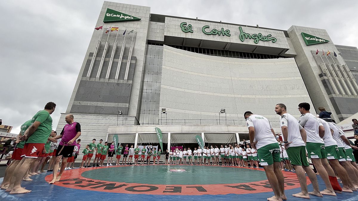 La terraza de El Corte Inglés ofreció un marco diferente y muy atractivo para la disputa de la tercera plaza. | SAÚL ARÉN