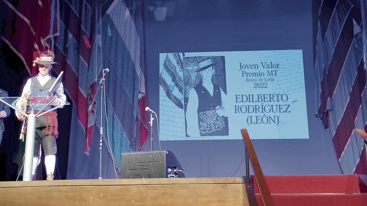 El joven músico cabreirés, Edilberto Rodríguez, recogió su premio de Joven Valor ejemplo en la conservación y transmisión de la tradición. | PREMIOS MT