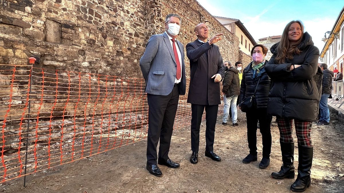 El alcalde de León, José Antonio Diez, y la delegada de la Junta, Ester Muñoz, en una visita a la obra. | CAMPILLO (ICAL)