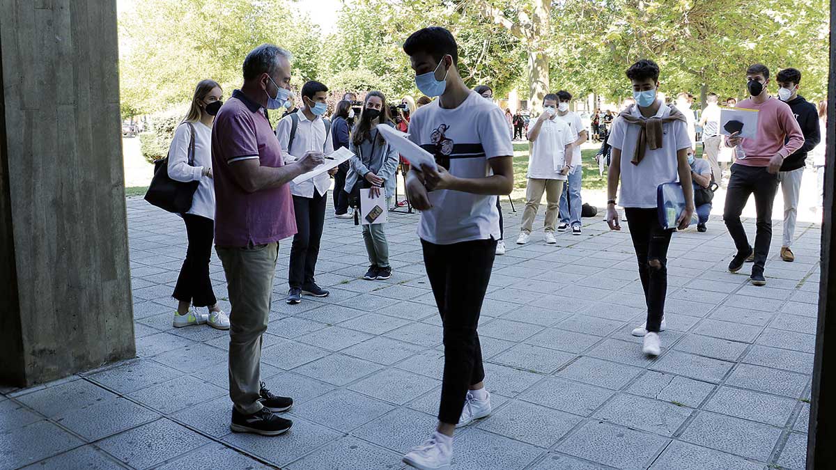 Aunque las mascarillas ya no serán obligatorias, se mantendrá el llamamiento de alumnos en el exterior. | L.N.C.