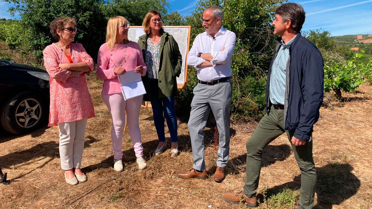 Visita del regidor a la zona donde se han efectuado las obras. Visita del regidor a la zona donde se han efectuado las obras.