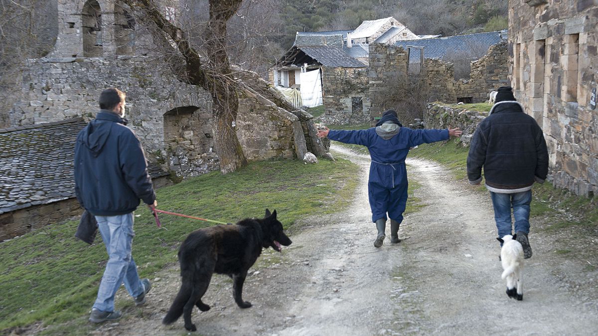 Vecinos de Prada de la Sierra. | MAURICIO PEÑA