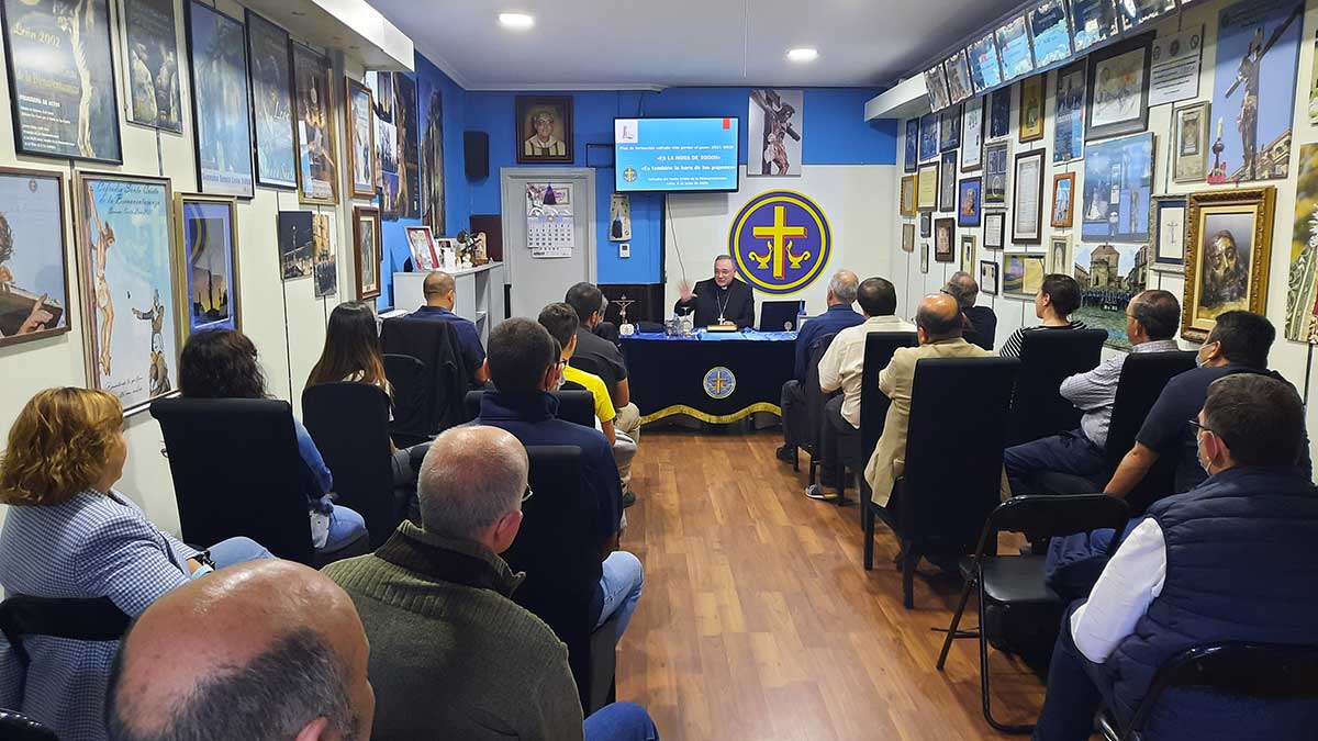 Reunión del obispo con cofrades del Santo Cristo de la Bienaventuranza. | L.N.C.