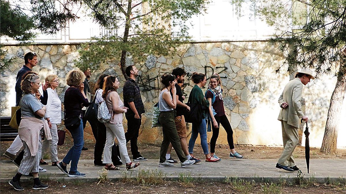 Esteban Feune de Colombi y la comitiva que le acompaña en 'El paseo de Robert Walser'.