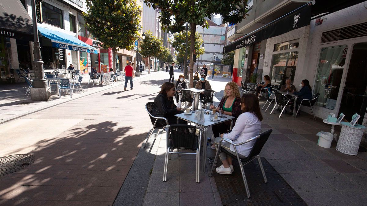 PCE defiende que sí hay trabajadores dispuestos a insertarse en la hostelería, pero las condiciones laborales fallan.