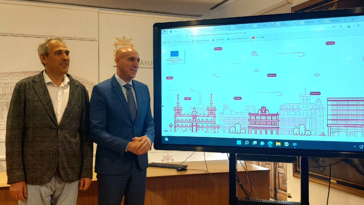 Vicente Canuria y José Antonio Diez presentaron la nueva web municipal. L.N.C.