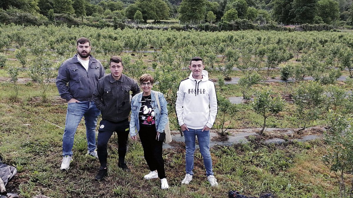 Los alumnos de Grado Superior de Construcciones Metálicas y su tutora de proyecto en Palacios del Sil. | L.N.C.