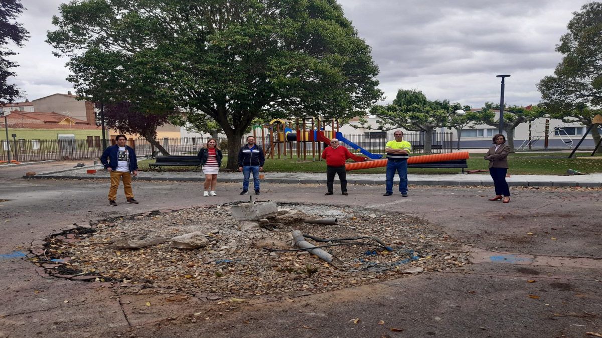 El equipo de gobierno visitando las obras del parque. | L.N.C.