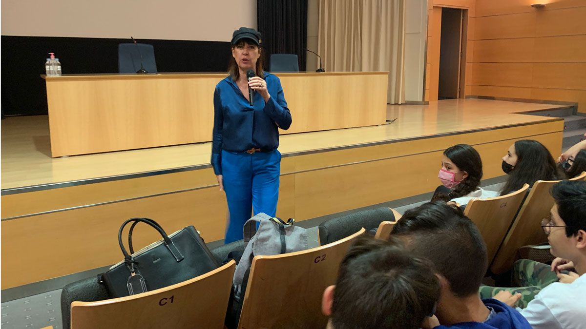 Mabel Lozano con los estudiantes ponferradinos.