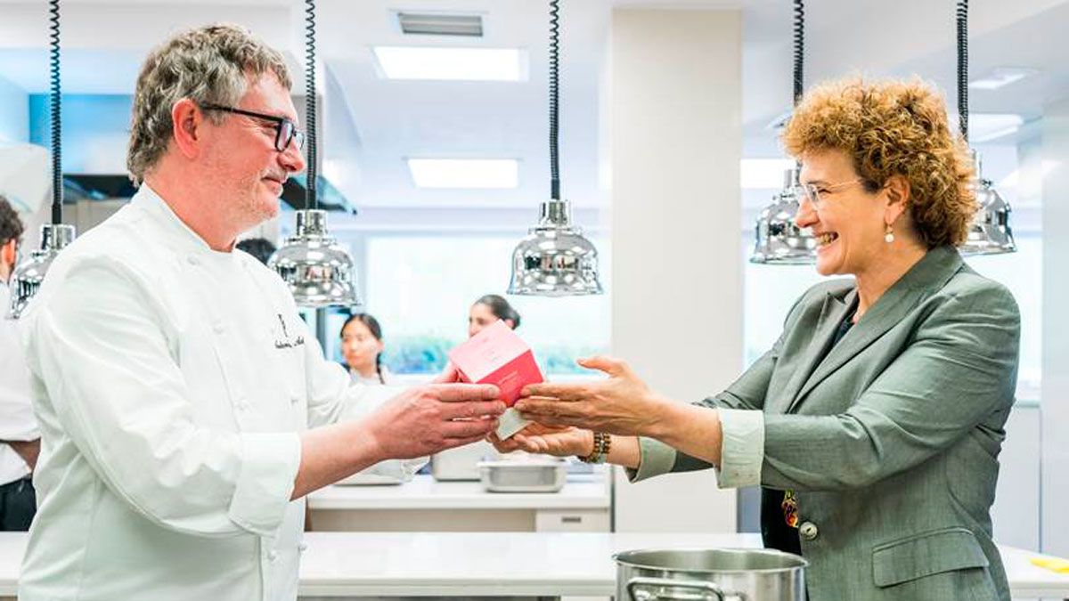 El reputado chef ha trabajado con La Tetera Azul en esta nueva línea de infusiones. El reputado chef ha trabajado con La Tetera Azul en esta nueva línea de infusiones.