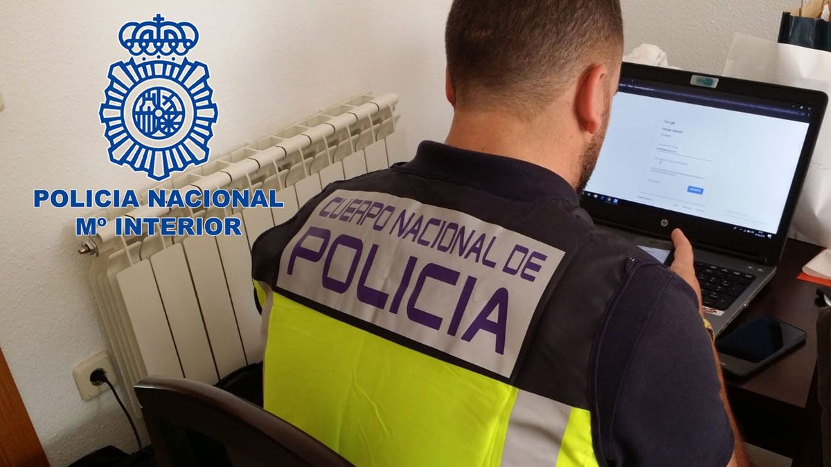 Investigadores del delito al fingir una estafa. | POLICÍA NACIONAL