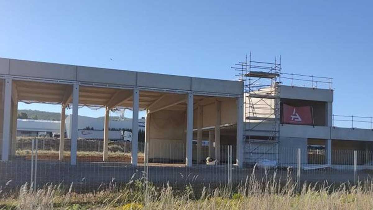 Obras en el parque de bomberos de Cistierna, que en un futuro dará servicio a toda la comarca. | L.N.C.