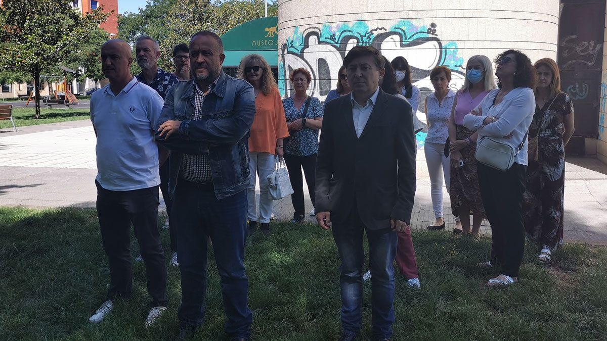 Minuto de silencio en las afueras de la sede del Consejo Comarcal del Bierzo | JF Minuto de silencio en las afueras de la sede del Consejo Comarcal del Bierzo | JF