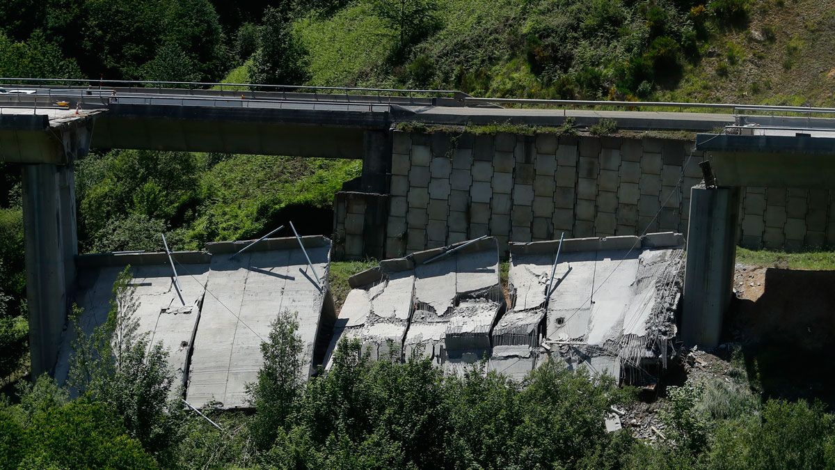 El derrumbe del viaducto ha cortado la comunicación con Galicia por carretera. | ICAL