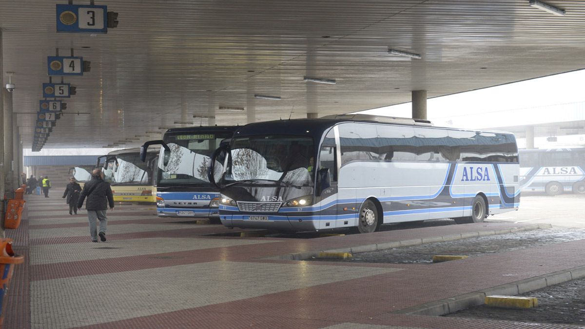 Imagen de archivo de autobuses en la estación de León esperando para salir hacia pueblos leoneses. | MAURICIO PEÑA