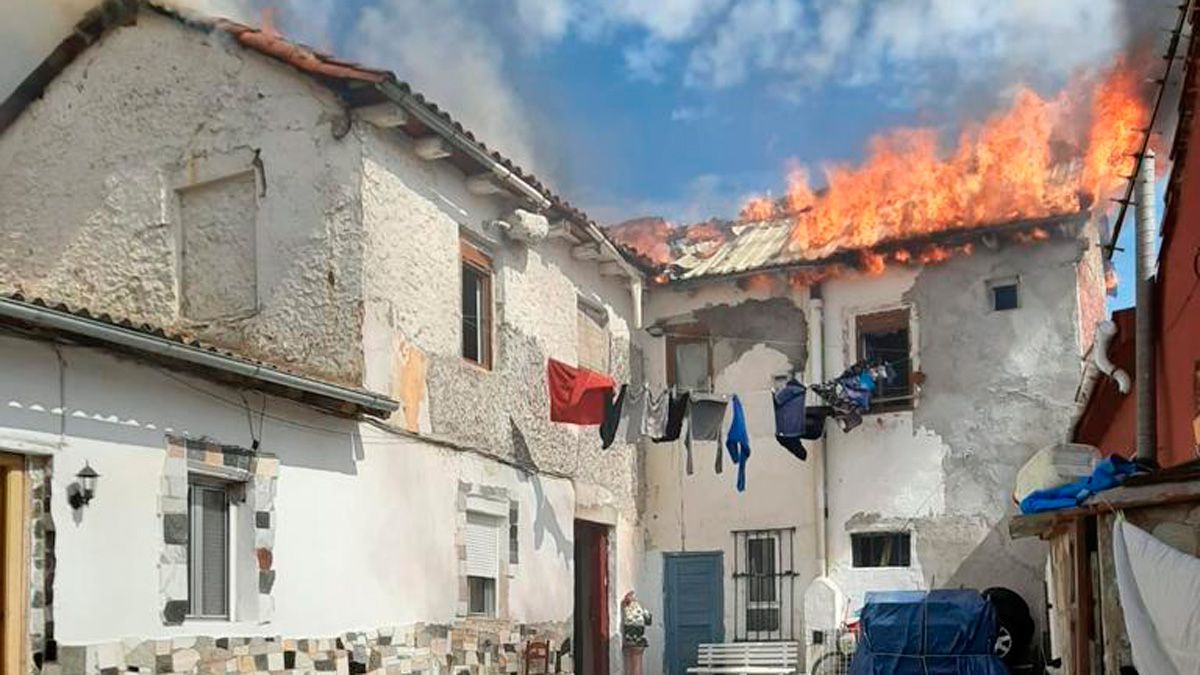 Imagen de la casa afectada por las llamas. | BOMBEROS AYTO. LEÓN Imagen de la casa afectada por las llamas. | BOMBEROS AYTO. LEÓN