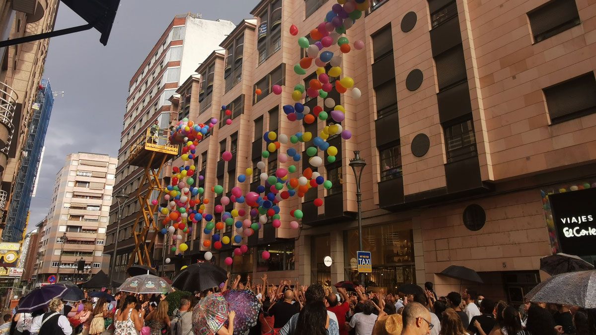 Momento en que se soltaron los globos con premios en su interior | J.F.