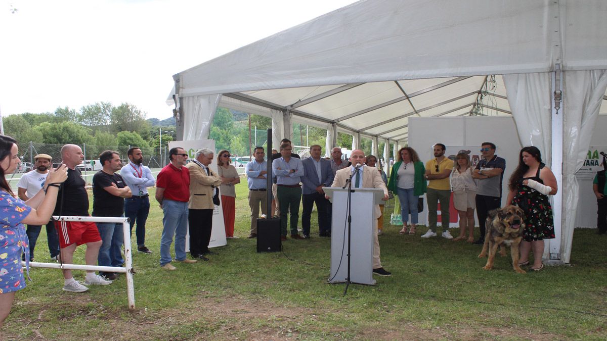 El alcalde de Boñar, Pepe Villa, durante la inauguración. | ALFREDO HURTADO