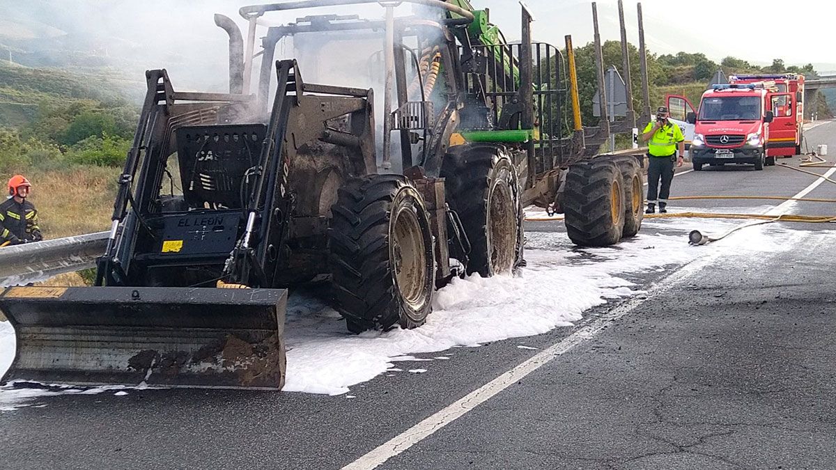 Estado en el que quedó el tractor. | BOMBEROS DE PONFERRADA