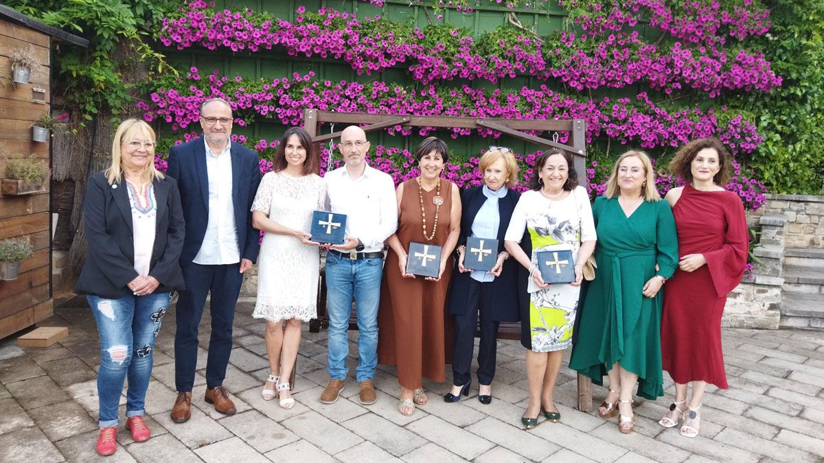 Premiados con la representación institucional ponferradina tras recoger el premio. Premiados con la representación institucional ponferradina tras recoger el premio.
