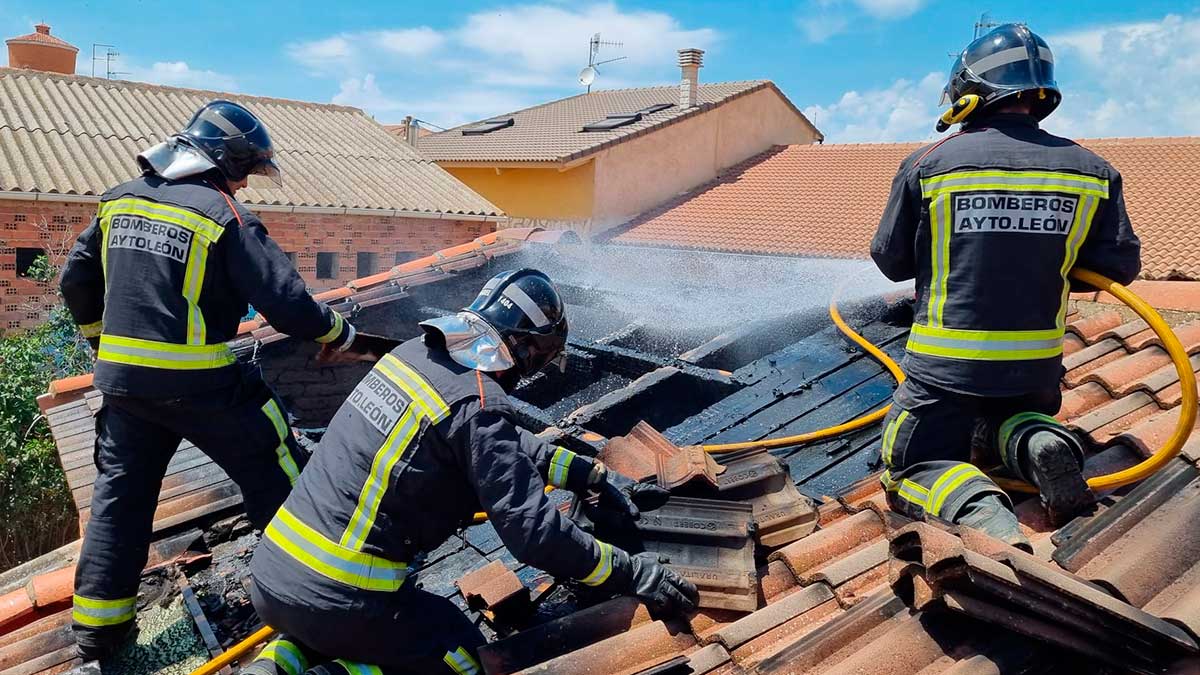Un instante de la intervención. | BOMBEROS AYTO DE LEÓN Un instante de la intervención. | BOMBEROS AYTO DE LEÓN