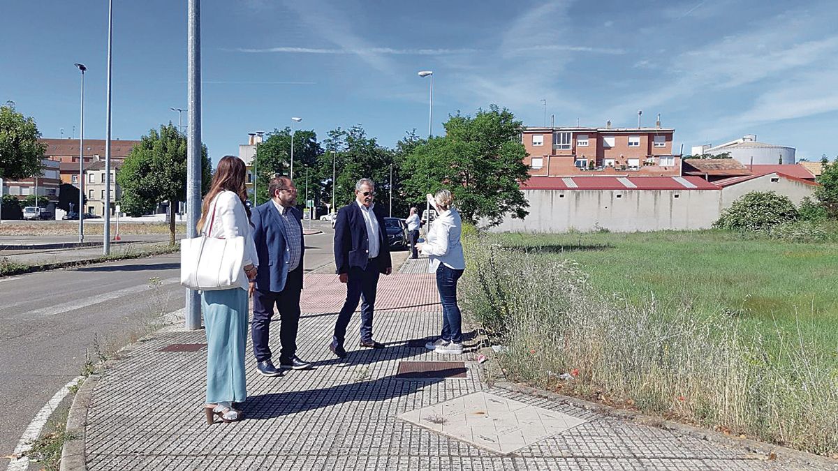 Una de las fincas es la situada en la N-VI frente a los juzgados. | ABAJO Una de las fincas es la situada en la N-VI frente a los juzgados. | ABAJO