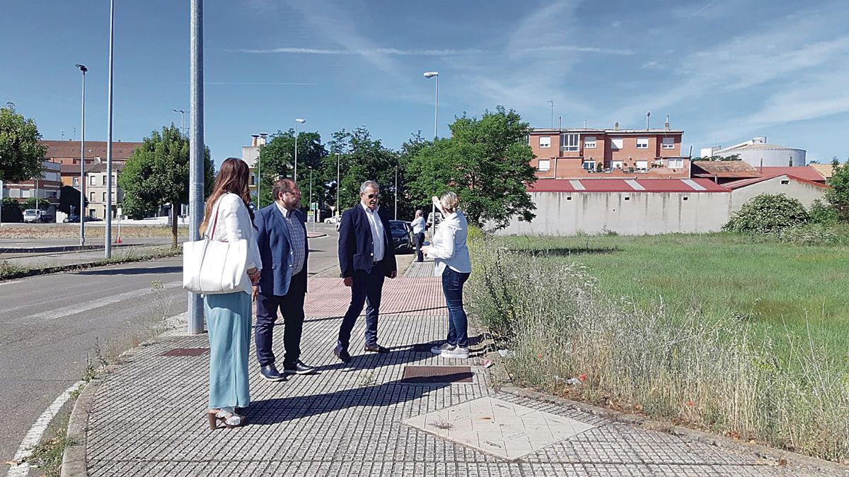 Una de las fincas es la situada en la N-VI frente a los juzgados. | ABAJO