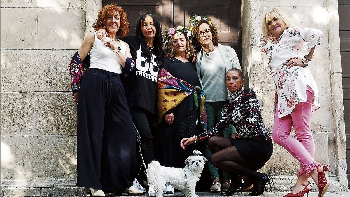 Las seis actrices y la perrita Lana que participan en el montaje ‘Cuadros de amor y...’ que este martes se estrena en el Teatro El Albéitar. | ROSARIO GRANELL