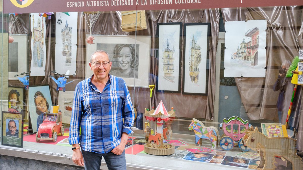 El profesor Paco Tábara ante al escaparate del arte de la Casa del Embutido. | VICENTE GARCÍA El profesor Paco Tábara ante al escaparate del arte de la Casa del Embutido. | VICENTE GARCÍA
