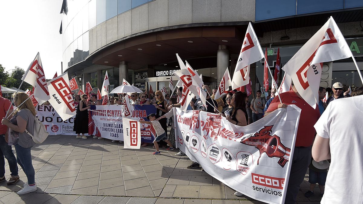 El sector de ‘contact center’ llevó a cabo una marcha entre el Edificio Europa y la plaza de San Marcos. | SAÚL ARÉN