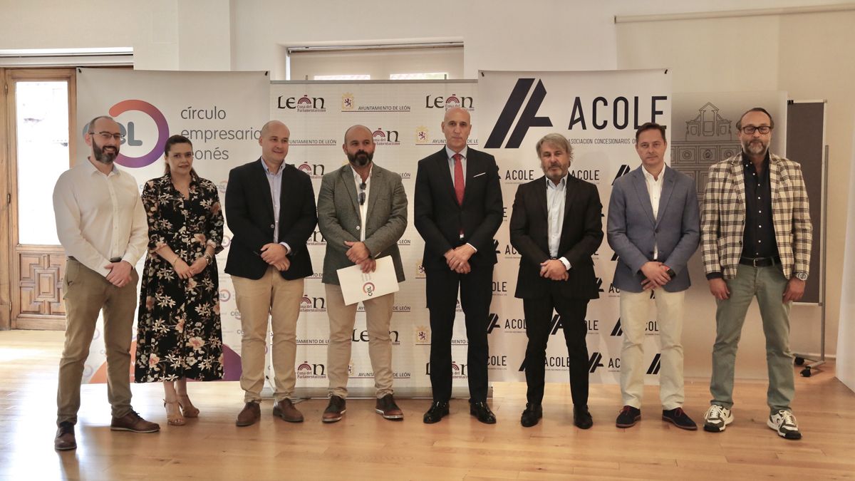 Foto de familia de los participantes en la presentación del Salón del Vehículo de Ocasión y Kilómetro 0. | CÉSAR