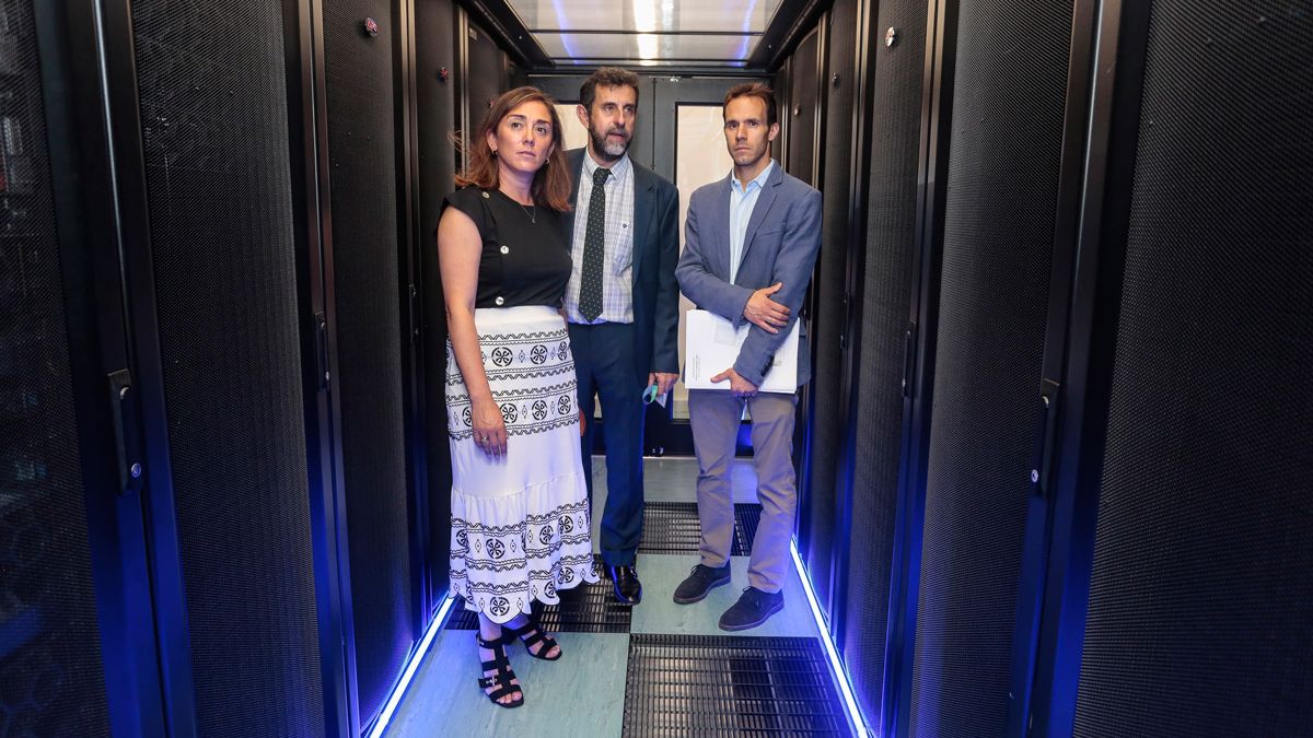 La consejera de Movilidad y Transformación Digital, María González, inaugura el nuevo CPD de Scayle. | CAMPILLO / ICAL La consejera de Movilidad y Transformación Digital, María González, inaugura el nuevo CPD de Scayle. | CAMPILLO / ICAL