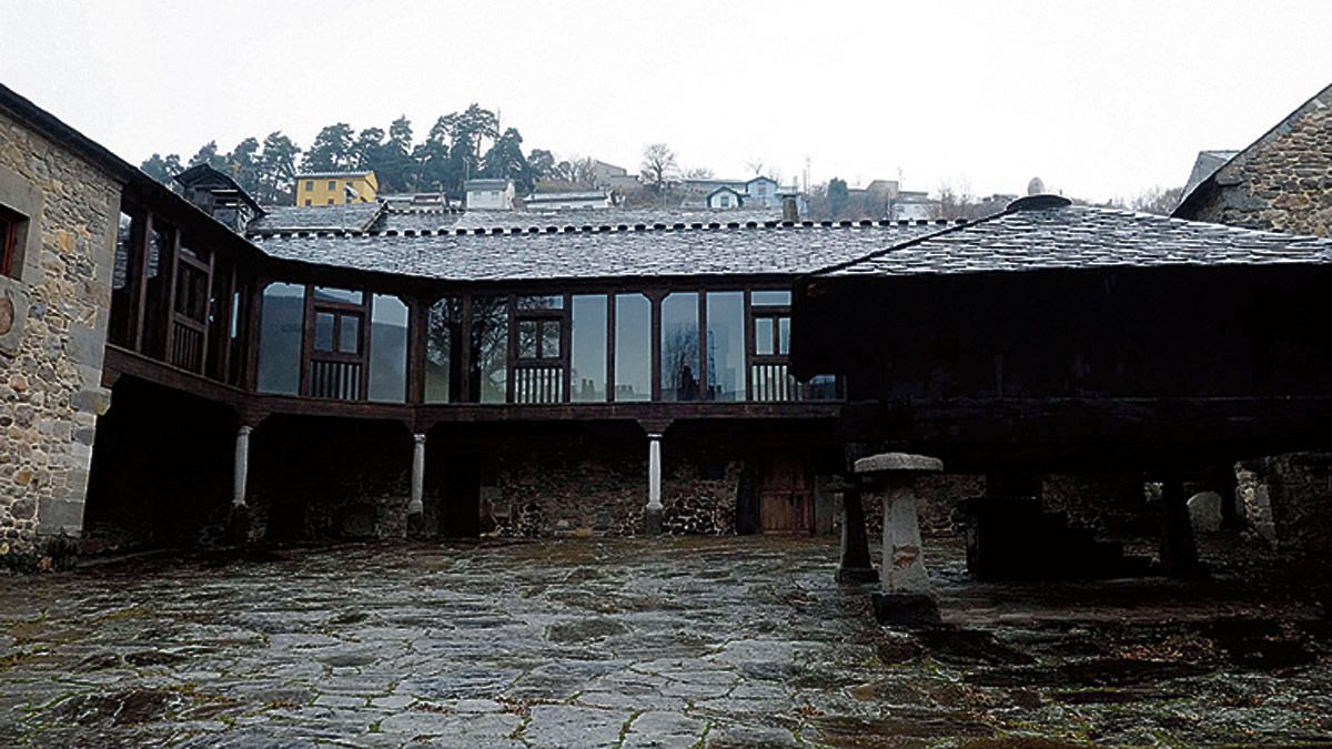 Las obras, una vez finalizadas, serán expuestas al público en los soportales de la Casona. | DANIEL MARTÍN Las obras, una vez finalizadas, serán expuestas al público en los soportales de la Casona. | DANIEL MARTÍN