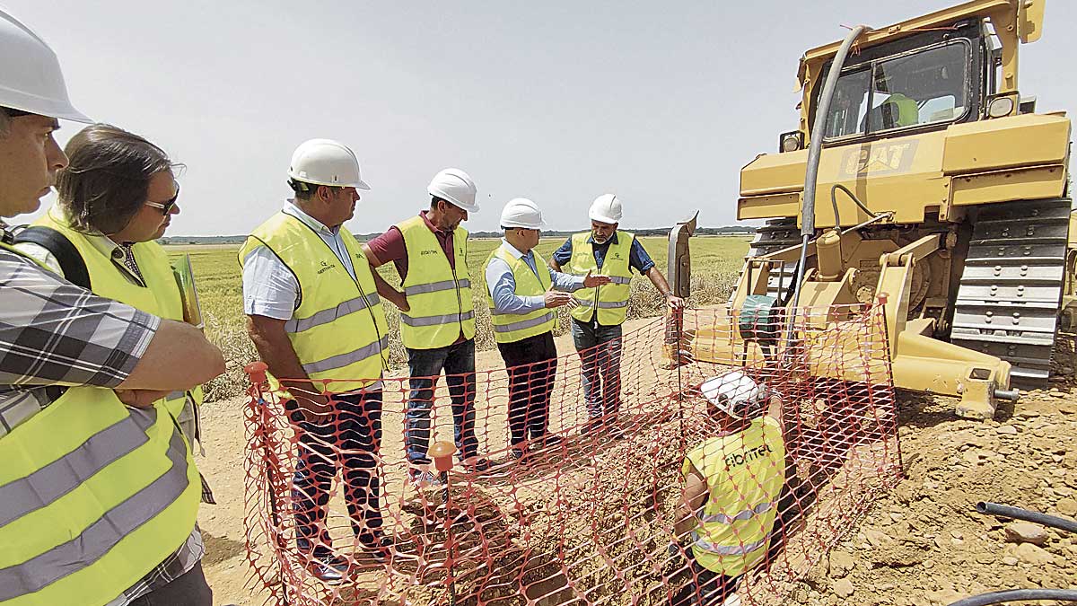 El subdelegado durante la visita ayer de las obras en Fresno. | A. RODRÍGUEZ