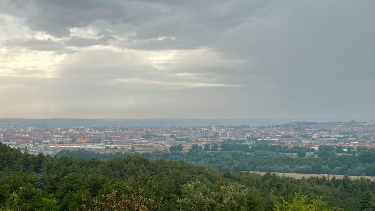 Vista de la ciudad de León desde Las Lomas este sábado. | SAÚL ARÉN