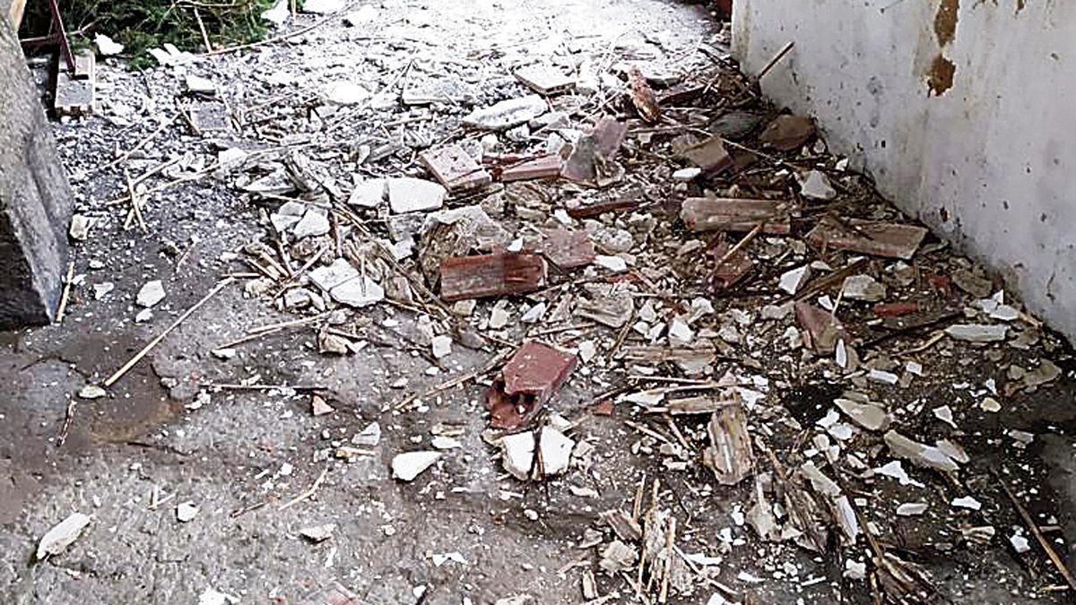 En la imagen, desperfectos en el interior por los daños que sufre el tejado de la iglesia de Ciñera. | L.N.C.