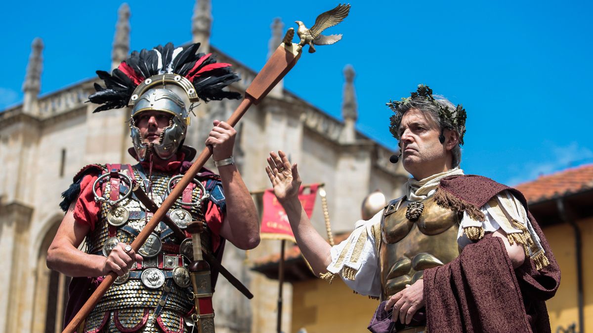 Recreación de la entrega del águila legionaria. | CAMPILLO / ICAL