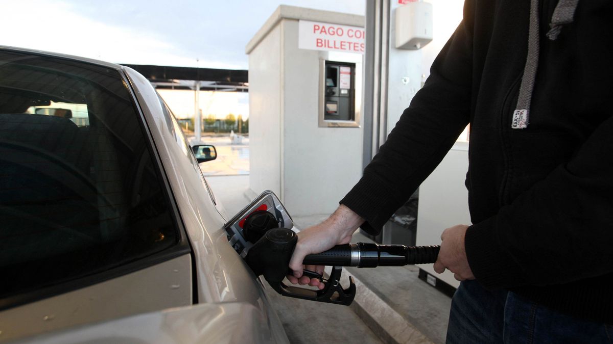 Un hombre repostando en una gasolinera en una imagen de archivo. | ICAL