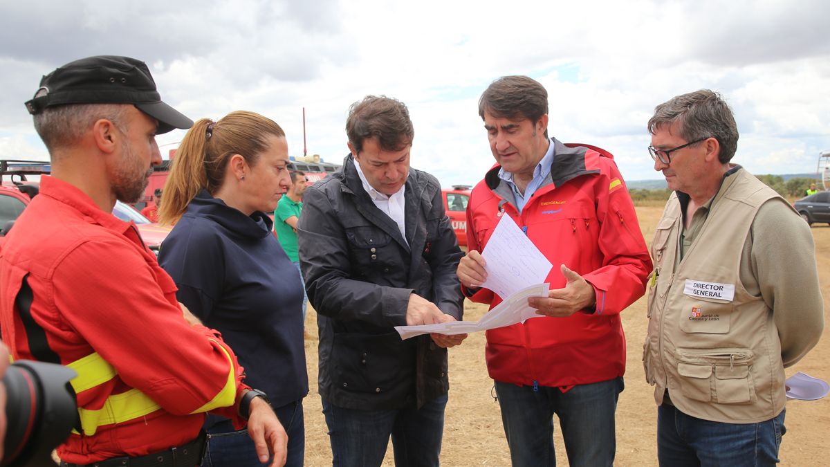 Virginia Barcones, Alfonso Fernández Mañueco y Juan Carlos Suárez-Quiñones este domingo en la Sierra de la Culebra. | JL LEAL / ICAL