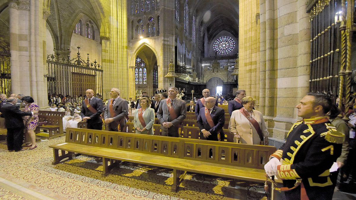 Un instante de la eucaristía celebrada en la catedral de León ayer para celebrar la festividad de Corpus Christi. | SAÚL ARÉN