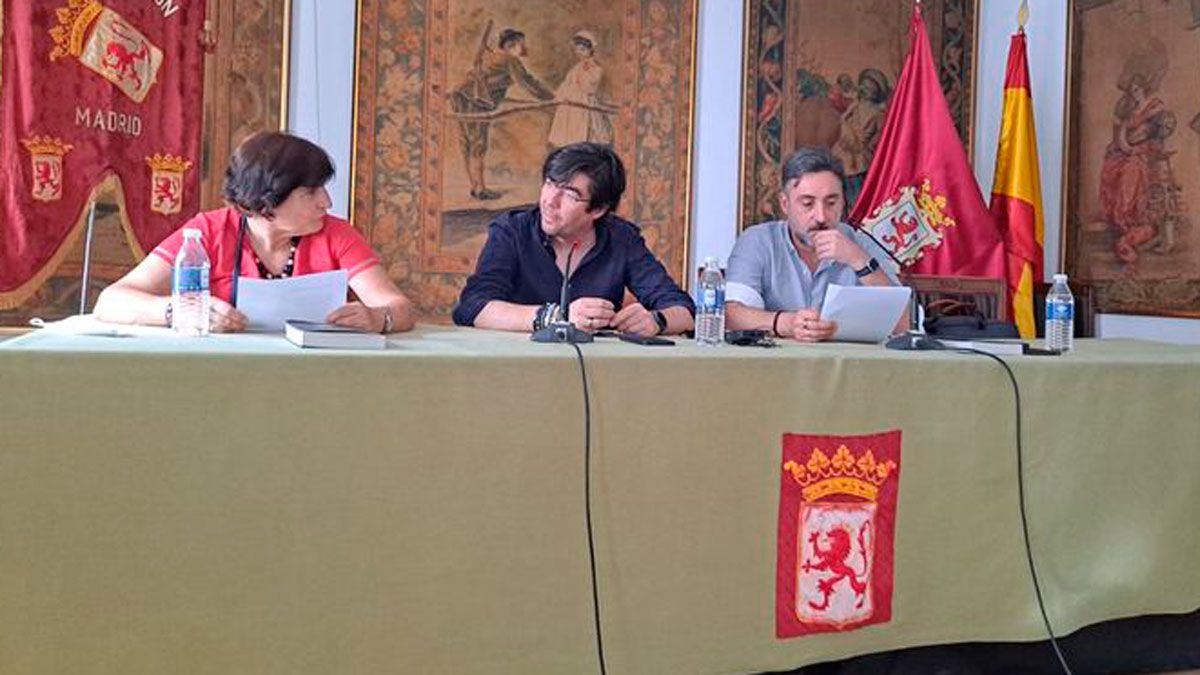 Vega, al lado de Addali y Álvarez, presentando su último trabajo.